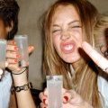 L'actrice Lindsay Lohan a toujours aimé faire la fête et boire de l'alcool avec ses amis, elle vit une période difficile avec des cures à répétition