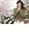 Collection Ann Taylor été 2011 veste kaki et robe blanche Katie Holmes