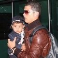 Le footballeur Cristiano Ronaldo accompagné de son fils Cristiano Jr