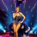 Kylie Minogue tournée 2011 Aphrodite tenue Dolce & Gabbana body plumes bleues et blanches style moulin rouge