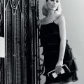Eva Herzigova en robe noire collection printemps été 1.2.3