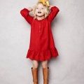 Une petite fille haute en couleur chez La Redoute 