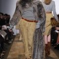 Pull en maille gris pantalon en peau retournée et long manteau de fourrure Michael Kors collection femme automne hiver 2010 2011