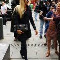 Paris Hilton en total look bleu marine au tribunal