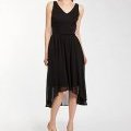 Robe noire évasée mi-longue avec jupe en voile et buste cintré