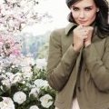 Collection Ann Taylor été 2011 veste kaki et robe blanche Katie Holmes