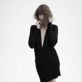 Lou Doillon robe courte noire decolleté V collection capsule Vaccarello La redoute tendance 2011 printemps été