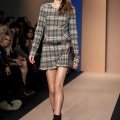 Robe grise motif tartan et casquette DKNY collection automne hiver 2010 2011 femme