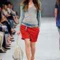 Gilet et top en coton Benetton bermuda rouge et ceinture bleue color block sac en toile et sandales nude été 2011 collection femme