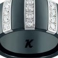 Une bague K-Jeell en céramique et diamants