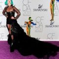 Lady Gaga lors des CFDA Fashion Awards 2011 perruque bleue robe noire et boots plateau