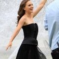 Nathalie Portman pose dans la fontaine du jardin du Palais Royal