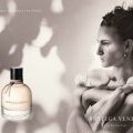 Nine d'Urso, l'égérie du premier parfum pour femme de Bottega Veneta