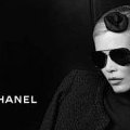 Claudia Schiffer avec une paire Aviateur Chanel Eyewear Collection Prestige Automne hiver 2010-2011
