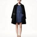 Mélange de basiques H&M : robe en jean foncée sous une veste longue noire, collection printemps été 2011