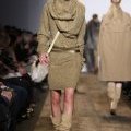 Robe en maille Michael Kors dorée et ceinturée à la taille bottes et besace en fourrure collection mode femme automne hiver 2010 2011
