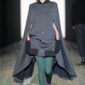 Manteau gris et grande cape Yohji Yamamoto collection automne hiver 2010-2011