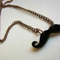 Le collier moustache : un incontournable de la rentrée 