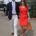 Pippa Middleton dans une robe rouge NW3 by Hobbs accessoirisee avec des escarpins marrons nude et un sac Modalu assorti