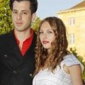 Joséphine de la Baume en baby doll et son futur mari Mark Ronson
