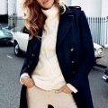 Gisèle Bündchen, dans un manteau marine H&M Automne-Hiver 2013-2014