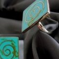 Une bague en argent avec une turquoise