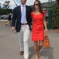 Pippa Middleton dans une robe rouge NW3 by Hobbs accessoirisee avec des escarpins marrons nude et un sac Modalu assorti