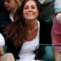 Kate Middleton lors du tournois de tennis de Wimbledon en 2011 dans une robe blanche signée Temperley London