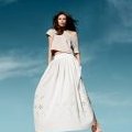 Pull gris-beige et jupe blanche en coton biologique Conscious Collection Femme Printemps-Eté 2011 H&M