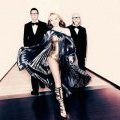 Dolce & Gabbana création pour Kylie Minogue body doré et cape grise brillante pour la tournée 2011 Aphrodite les folies