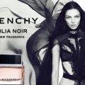 Mariacarla Boscono pose pour la campagne du parfum 2011 Givenchy Dahlia Noir