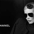 Claudia Schiffer avec une paire Aviateur Chanel Eyewear Collection Prestige Automne hiver 2010-2011