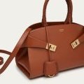 Élégance italienne en version compacte : le sac à main Hug (M) en cuir cognac