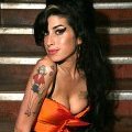 Amy Winehouse et son décolleté plongeant