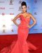 Eva Longoria vitaminé dans une robe rouge écarlate