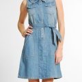 Robe en jean a col de chemise sans manches