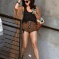 Vanessa Hudgens porte un mini-short léopard