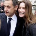 Nicolas Sarkozy en costume bleu sombre avec cravate assortie
