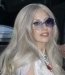 La longue crinière grise de Lady Gaga