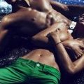Lara Stone topless pour Calvin Klein Jeans