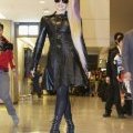 Lady Gaga en total look noir à Tokyo
