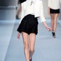 Veste blanche et short à revers noir Karl Lagerfeld, collection printemps été 2010