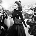 Milak Kunis, lookée rétro pour les sacs Miss Dior