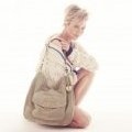 Renée Zellweger signe un sac engagé contre le cancer du sein pour Tommy Hilfiger été 2011