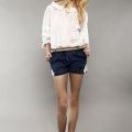 Pure Threads collection par Emma Watson et Alberta Ferretti short en jean et blouse biologique