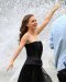 Nathalie Portman pose dans la fontaine du jardin du Palais Royal