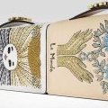 Pochette Dior ornée de cartes de tarot
