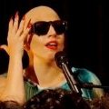 Lady Gaga chauve chantant sa nouvelle chanson 