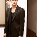 Versace pour H&M hiver 2012 collection homme : veste de costume noire et débardeur ajouré