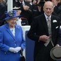 La reine Élisabeth II en bleu roi le 2 juin 2012